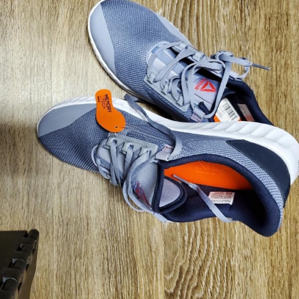 Comfy Reebok Memory Tech - Picture 2 of 4